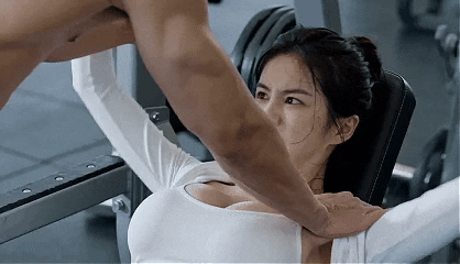 AI 真人短剧——《健身房艳遇》男女在健身房旁若无人的激情感互动 动漫视频 PC端 预览图
