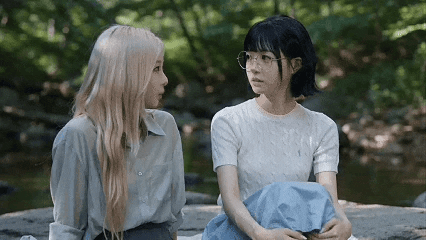 AI 真人短剧——《百合》少女们的溪边激情感互动 动漫视频 PC端 预览图